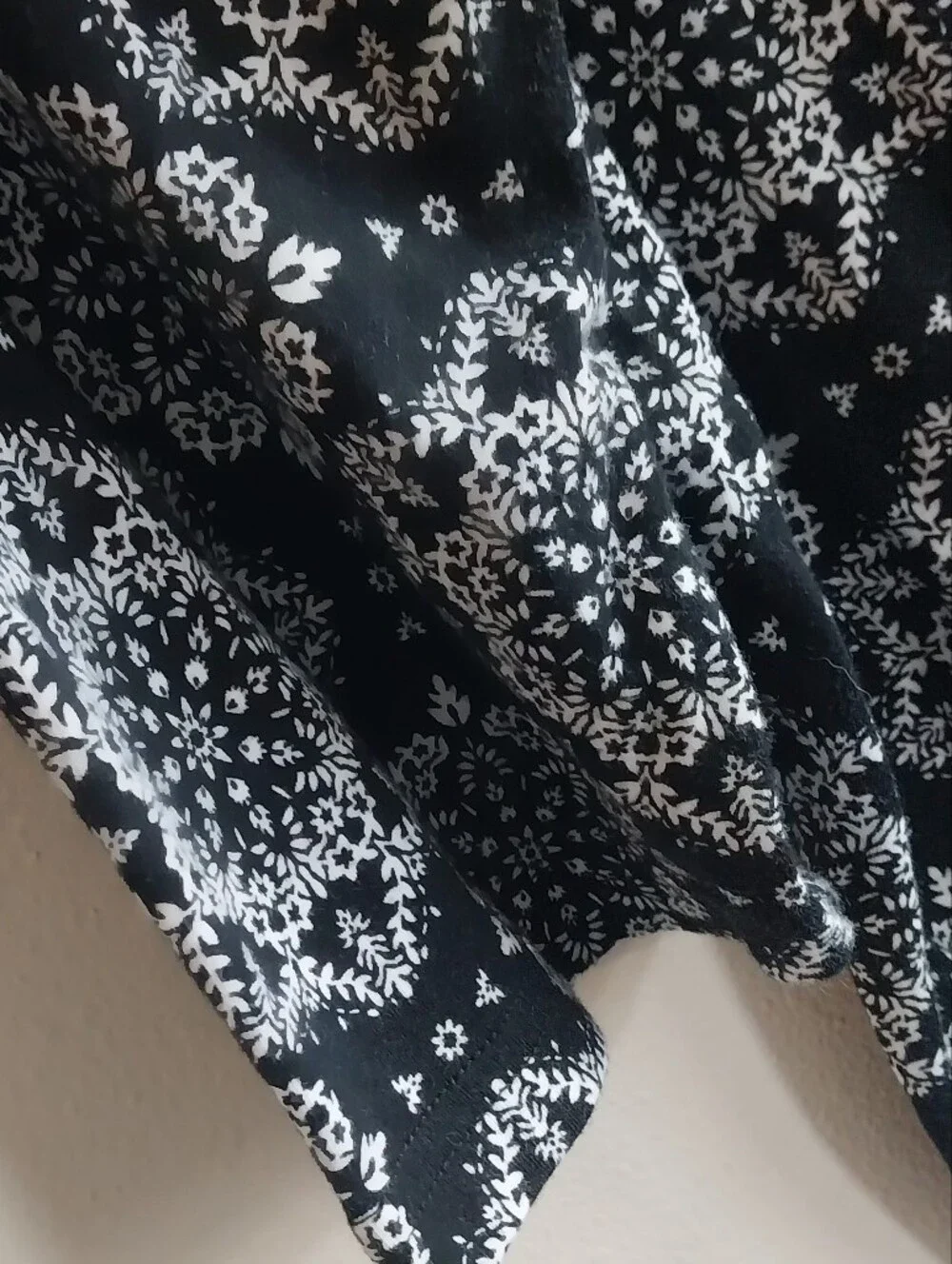 Croft & Barrow Black & White 100 % Cotton Floral Mandala Print 3/4 Sleeve Tee